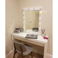 Белое макияжное гримерное зеркало с подсветкой лампочками 90х70 см