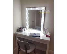 Белое макияжное гримерное зеркало с подсветкой лампочками 90х70 см